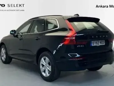Käytetty Volvo XC60 Core 197 HP (144 kW) 2022 Musta Katumaasturi