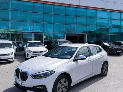 Begagnad BMW 116 116 HK (85 kW) 2021 Vit Halvkombi