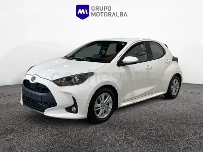 Usado Toyota Yaris Hybrid Plus 116 CV (85 kW) 2022 Blanco Berlina