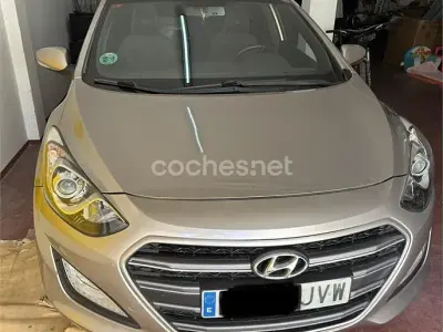 Usado Hyundai i30 GO! 100 CV (73 kW) 2016 Beige Berlina