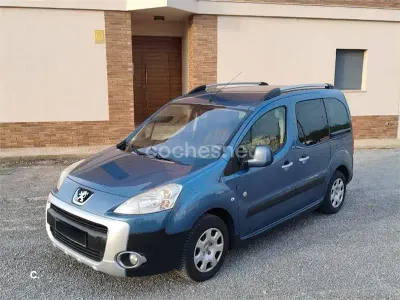 Usado Peugeot Partner Tepee Outdoor 115 CV (84 kW) 2013 Azul Monovolumen