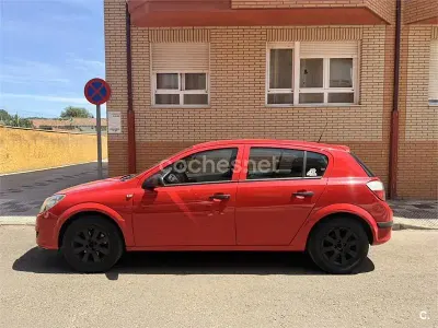 Usado Opel Astra Enjoy 90 CV (66 kW) 2005 Rojo Berlina