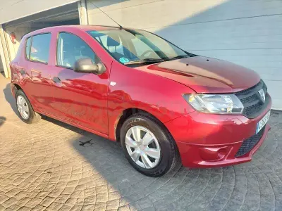 Usado Dacia Sandero Ambiance 75 CV (55 kW) 2014 Granate Berlina
