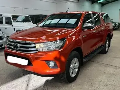 Usado Toyota HiLux 150 CV (110 kW) 2020 Naranja Pickup/Camioneta
