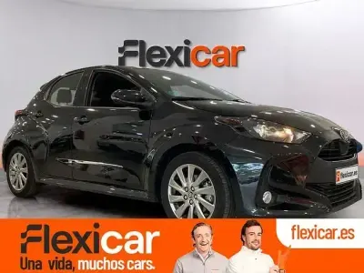Usado Toyota Yaris Hybrid Active 116 CV (85 kW) 2022 Negro