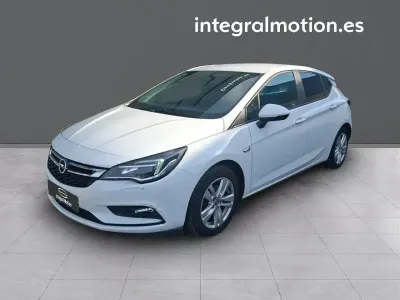 Usado Opel Astra Selective 104 CV (76 kW) 2017 Blanco