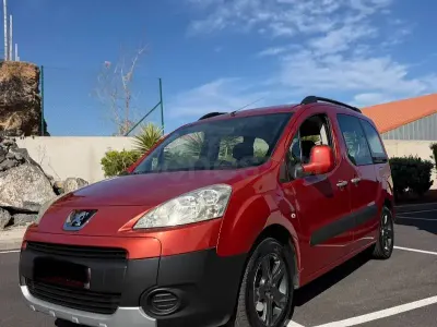 Usado Peugeot Partner Tepee Outdoor 92 CV (67 kW) 2010 Granate Monovolumen