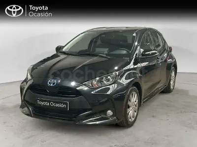 Usado Toyota Yaris Hybrid Active 116 CV (85 kW) 2022 Negro Berlina