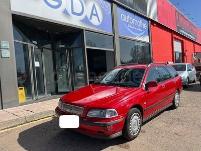 Usado Volvo V40 90 CV (66 kW) 1998 Rojo Familiar