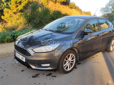 Gris / plata Usado 2014 Ford Focus Trend Berlina | 5700 € (Precio justo)