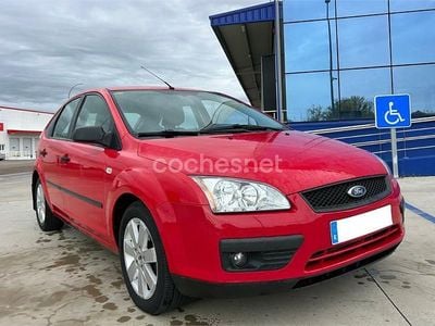 Usado Ford Focus Trend 109 CV (80 kW) 2006 Rojo Berlina