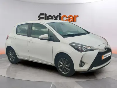 Usado Toyota Yaris Active 69 CV (50 kW) 2019 Beige Berlina