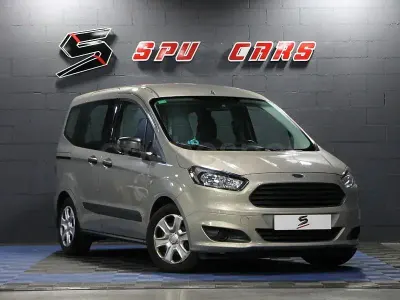 Usado Ford Tourneo Courier Trend 100 CV (73 kW) 2015 Beige Monovolumen