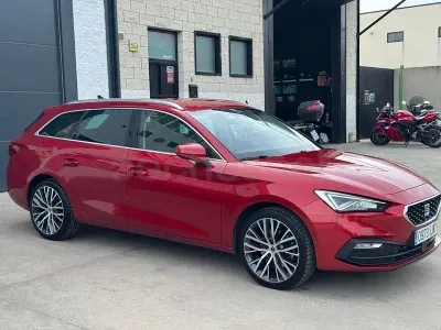 Usado Seat Leon XCELLENCE 150 CV (110 kW) 2022 Granate Familiar