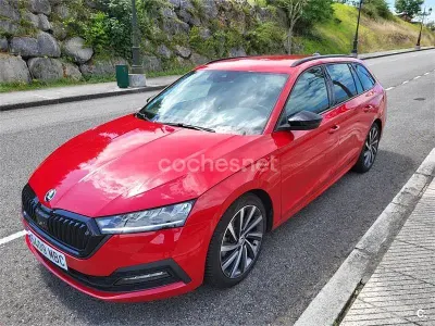 Usado Skoda Octavia Sport 150 CV (110 kW) 2022 Rojo Familiar