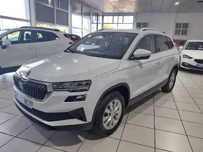 Usado Skoda Karoq Ambition 150 CV (110 kW) 2022 Blanco SUV