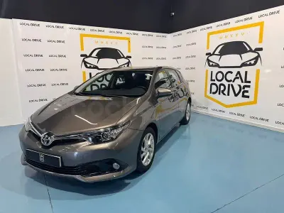 Usado Toyota Auris Active 116 CV (85 kW) 2017 Gris / plata Berlina