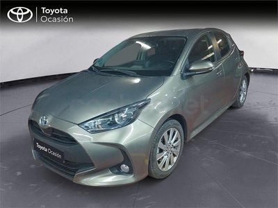 Usado Toyota Yaris Hybrid Active 116 CV (85 kW) 2022 Beige Berlina