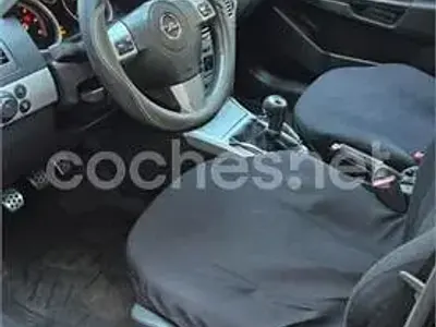 Usado Opel Astra Cosmo 100 CV (73 kW) 2007 Negro Berlina
