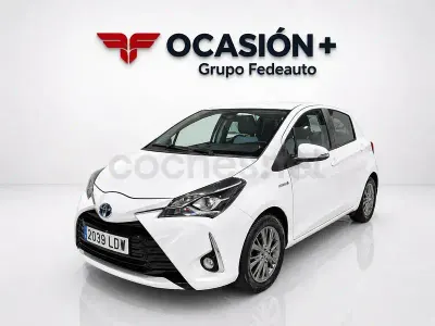 Usado Toyota Yaris Hybrid Active 100 CV (73 kW) 2020 Blanco Berlina