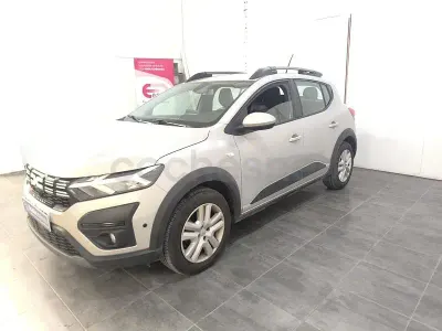 Usado Dacia Sandero Essentiel 91 CV (66 kW) 2024 Gris / plata Berlina