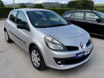 Usado Renault Clio II Authentique 75 CV (55 kW) 2007 Gris / plata Berlina