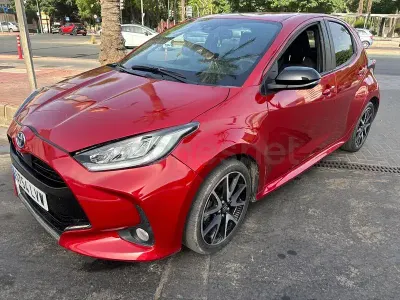 Usado Toyota Yaris Hybrid Business Edition 116 CV (85 kW) 2022 Granate Berlina
