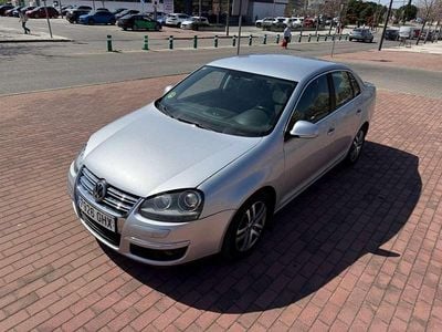 Begagnad VW Jetta Highline 140 HK (102 kW) 2009 Grå Sedan