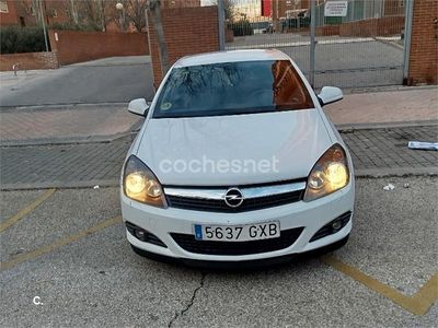 Blanco Usado 2010 Opel Astra GTC Berlina | 4800 € (Precio justo)