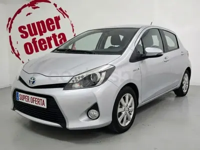 Usado Toyota Yaris Hybrid Active 100 CV (73 kW) 2012 Gris / plata Berlina