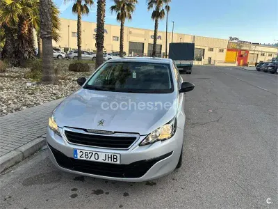 Usado Peugeot 308 Access 92 CV (67 kW) 2015 Gris / plata Berlina