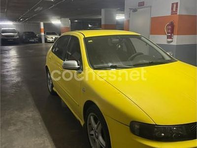 Amarillo Usado 2002 Seat Leon Sport Berlina | 5500 € (Caro)