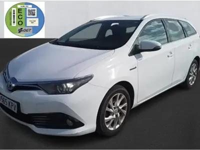 Begagnad Toyota Auris Hybrid Active 136 HK (100 kW) 2019 Vit Kombi