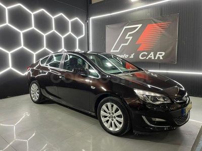 Usado Opel Astra Excellence 131 CV (96 kW) 2013 Granate Berlina