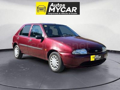 Usado Ford Fiesta Ghia 75 CV (55 kW) 2000 Granate Utilitario
