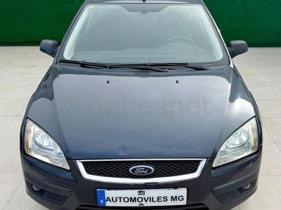 Begagnad Ford Focus Trend 90 HK (66 kW) 2005 Grå Sedan