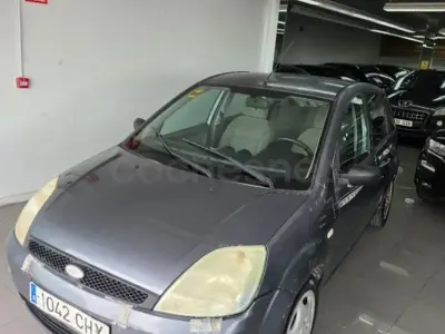 Usado Ford Fiesta Ambiente 68 CV (50 kW) 2004 Azul Utilitario
