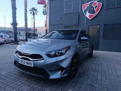 Usado Kia Ceed 136 CV (100 kW) 2023 Gris / plata Utilitario