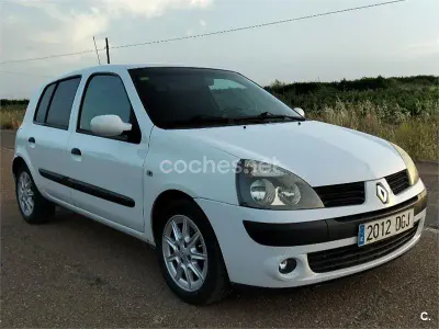 Usado Renault Clio II 80 CV (58 kW) 2005 Blanco Berlina
