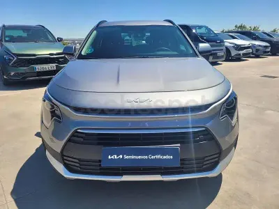 Usado Kia Niro 129 CV (94 kW) 2024 Gris / plata SUV