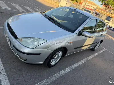 Usado Ford Focus Trend 100 CV (73 kW) 2002 Gris / plata Berlina