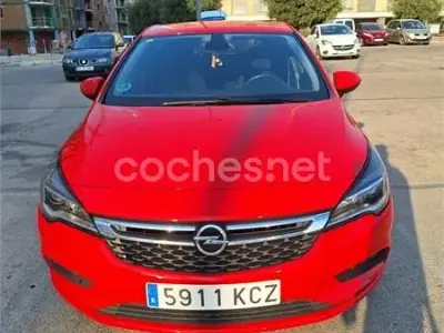 Usado Opel Astra Selective 125 CV (91 kW) 2017 Rojo Berlina