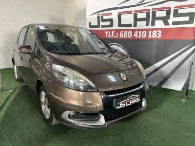 Usado Renault Scénic III Dynamique 110 CV (80 kW) 2013 Marrón Monovolumen