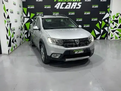 Usado Dacia Sandero Comfort 90 CV (66 kW) 2018 Gris / plata Berlina