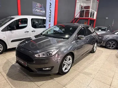 Usado Ford Focus Titanium 150 CV (110 kW) 2016 Gris / plata Berlina