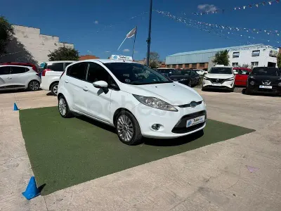 Usado Ford Fiesta Titanium 90 CV (66 kW) 2009 Blanco Berlina
