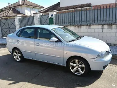 Usado Seat Cordoba Sport 130 CV (95 kW) 2003 Azul Berlina
