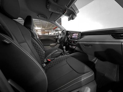 Blanco candy Usado 2023 Skoda Kamiq Ambition SUV | 20.990 € (Precio justo)