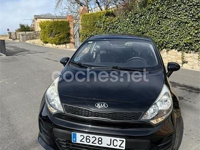 Usado Kia Rio 84 CV (61 kW) 2015 Negro Berlina