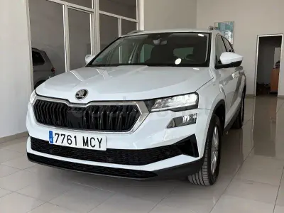Usado Skoda Karoq Ambition 150 CV (110 kW) 2022 Blanco SUV